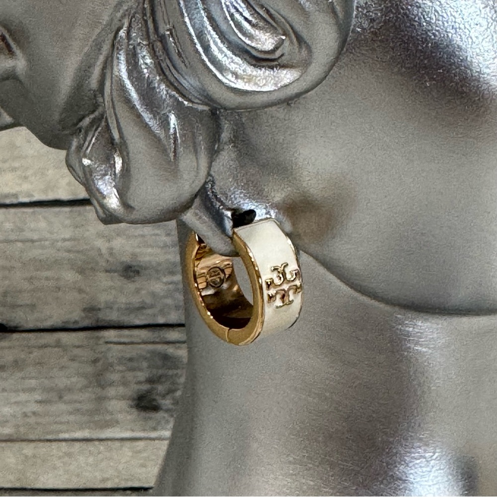 TORY BURCH Kira Enamel Huggie Hoop Earrings In White O/S - Picture 4 of 7